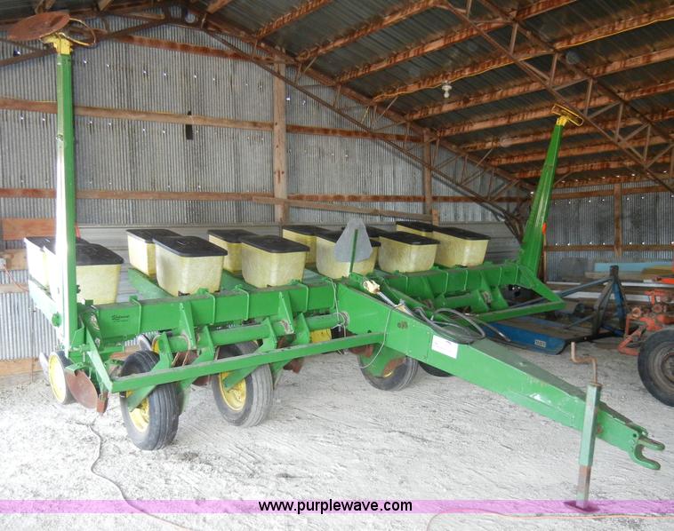 image for item A3398 1999 John Deere 7000 six row planter