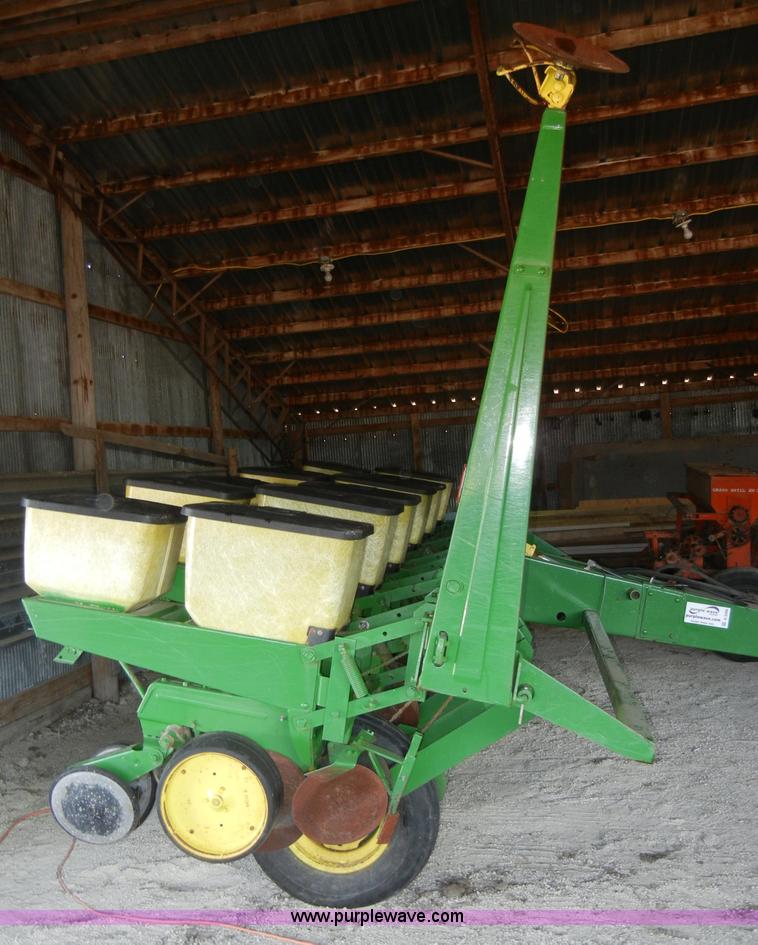 image for item A3398 1999 John Deere 7000 six row planter