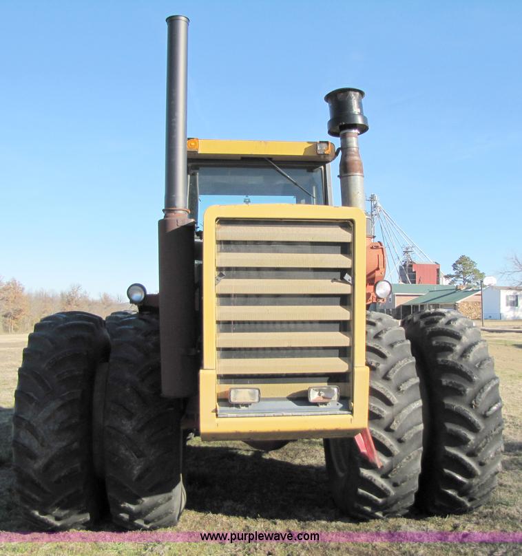 image for item B2163 1981 Versatile 895 articulating 4WD tractor
