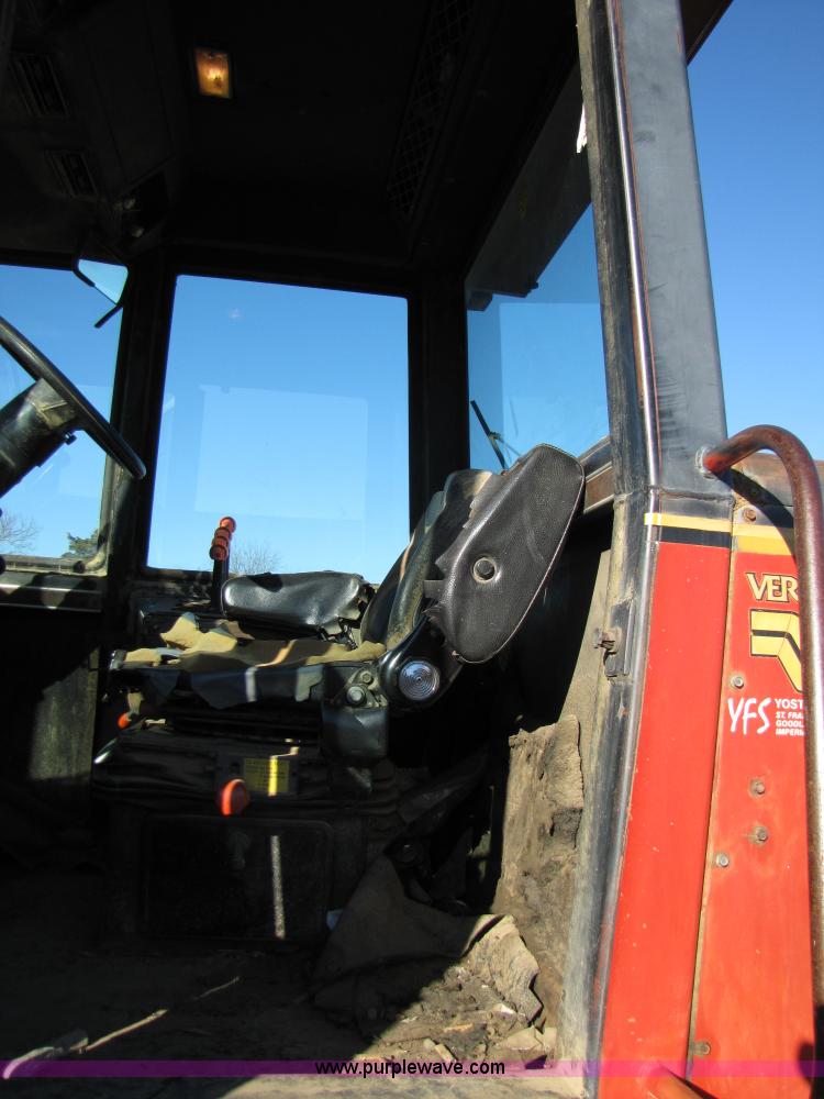 image for item B2163 1981 Versatile 895 articulating 4WD tractor