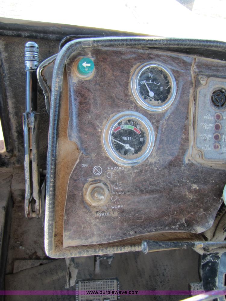 image for item B2163 1981 Versatile 895 articulating 4WD tractor