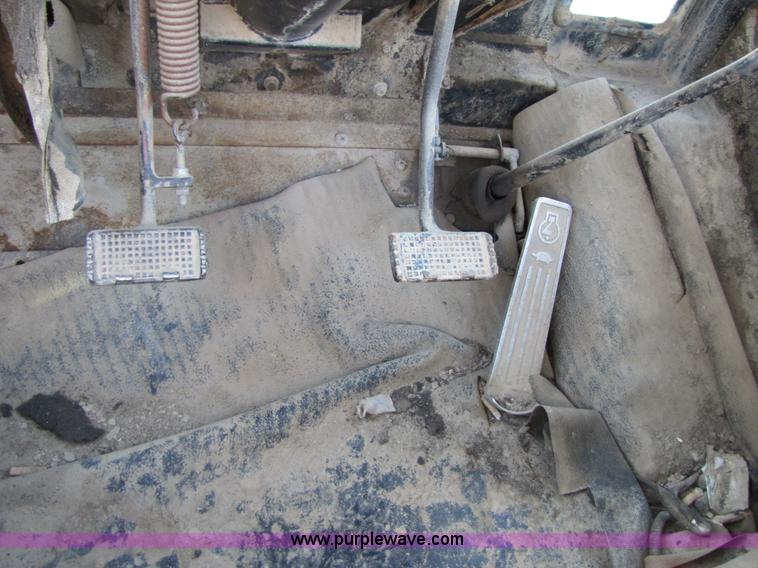 image for item B2163 1981 Versatile 895 articulating 4WD tractor