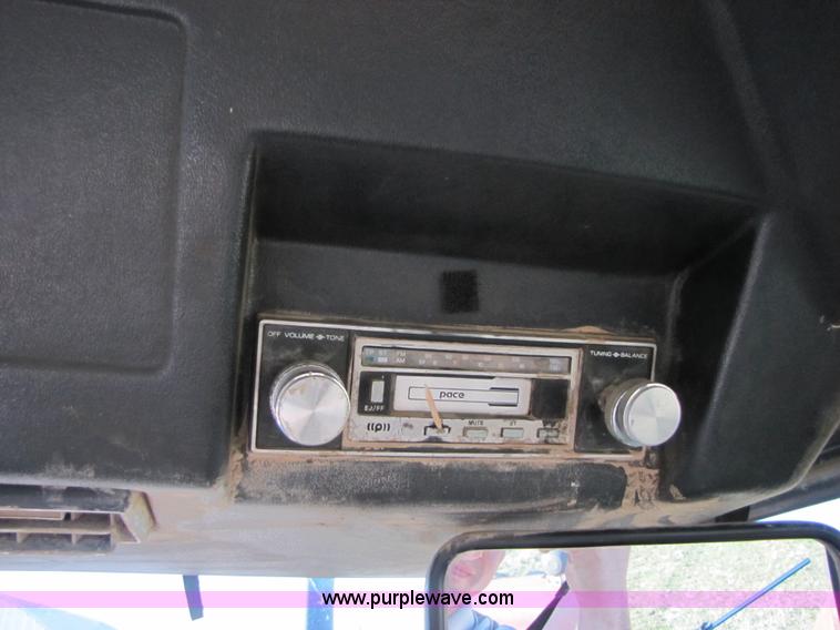 image for item B2163 1981 Versatile 895 articulating 4WD tractor