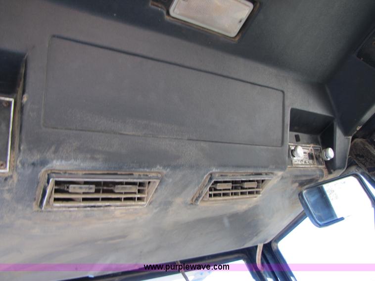 image for item B2163 1981 Versatile 895 articulating 4WD tractor