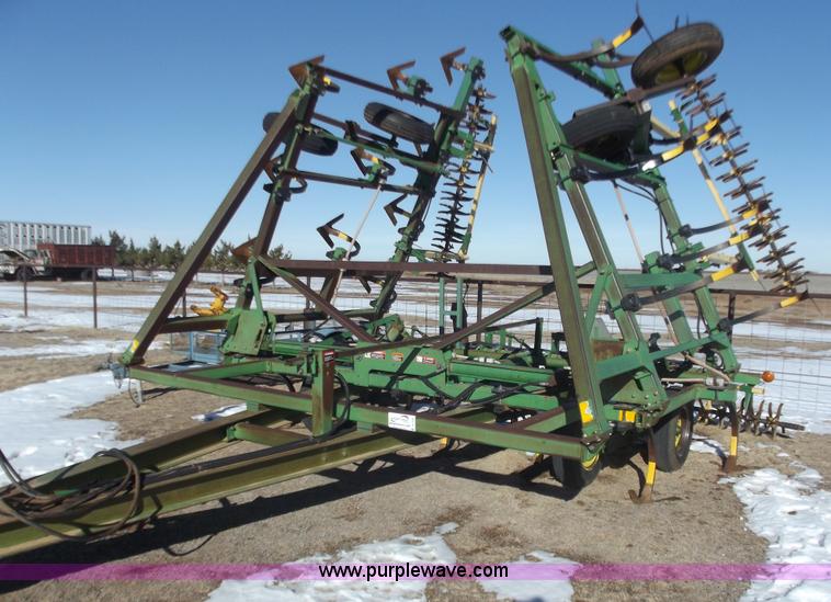 image for item B7525 John Deere 610 chisel plow