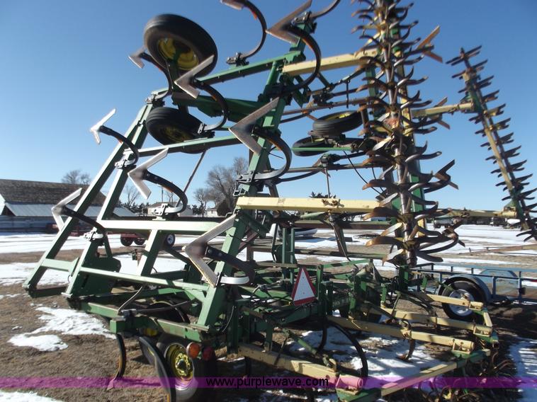 image for item B7525 John Deere 610 chisel plow