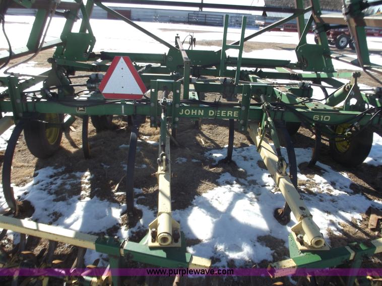 image for item B7525 John Deere 610 chisel plow