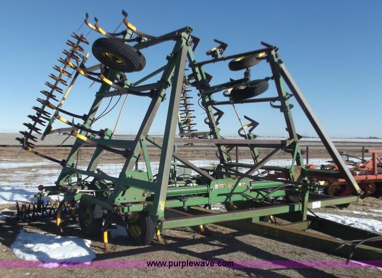 image for item B7525 John Deere 610 chisel plow