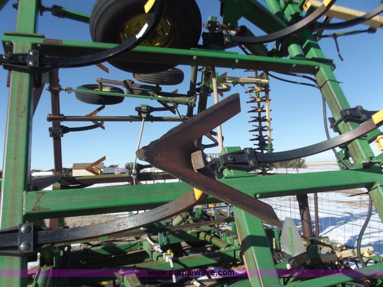 image for item B7525 John Deere 610 chisel plow