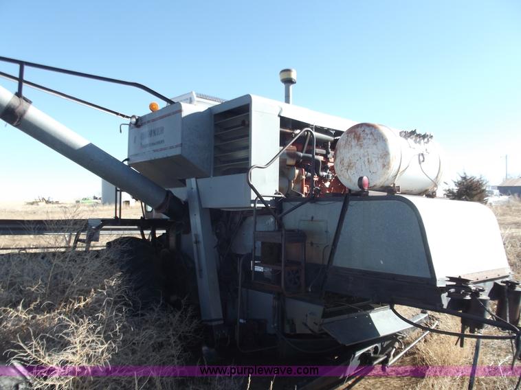image for item B7528 Gleaner G combine