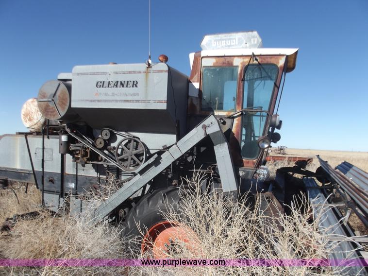 image for item B7528 Gleaner G combine