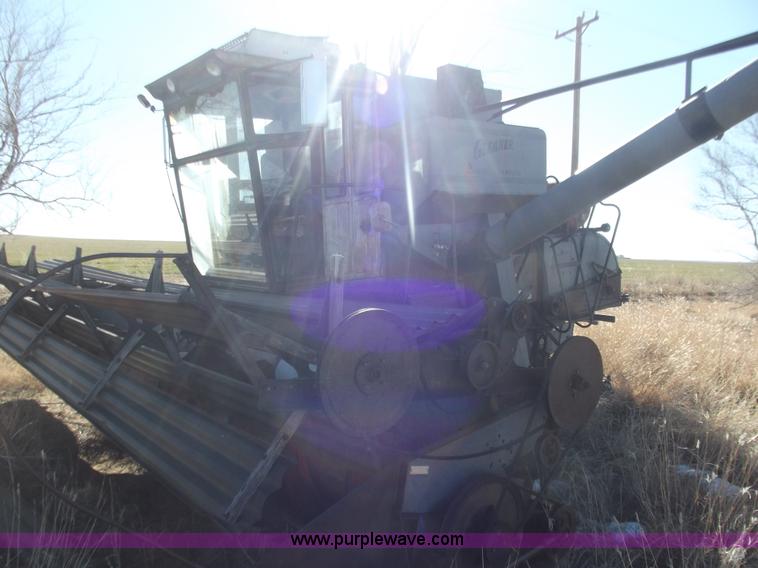 image for item B7529 Gleaner C combine