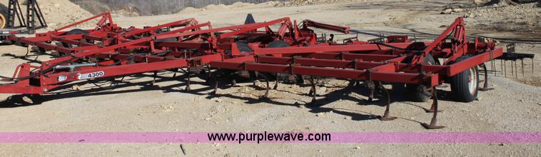 image for item B8787 International Harvester 4300 field cultivator