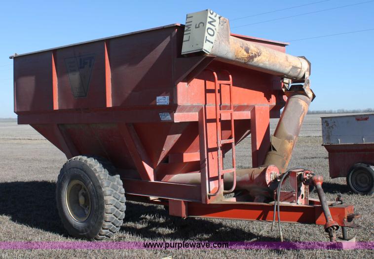 image for item B8816 United Farm Tools 400 bushel grain cart