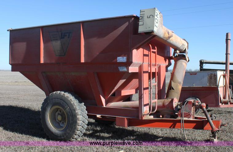 image for item B8816 United Farm Tools 400 bushel grain cart