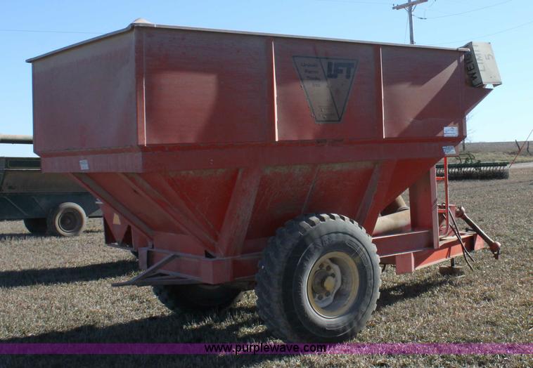 image for item B8816 United Farm Tools 400 bushel grain cart
