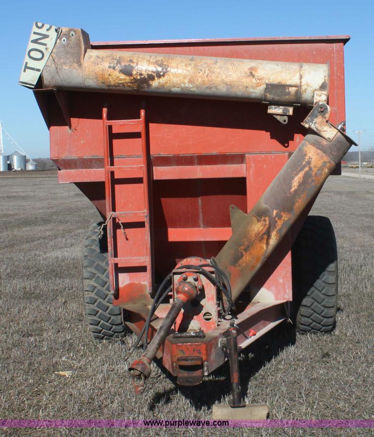 image for item B8816 United Farm Tools 400 bushel grain cart