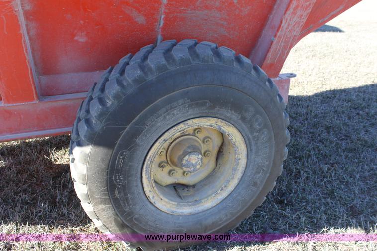 image for item B8816 United Farm Tools 400 bushel grain cart