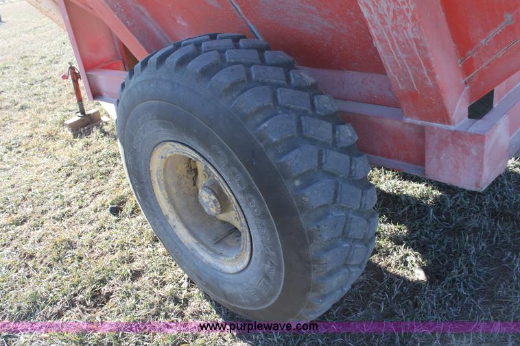 image for item B8816 United Farm Tools 400 bushel grain cart