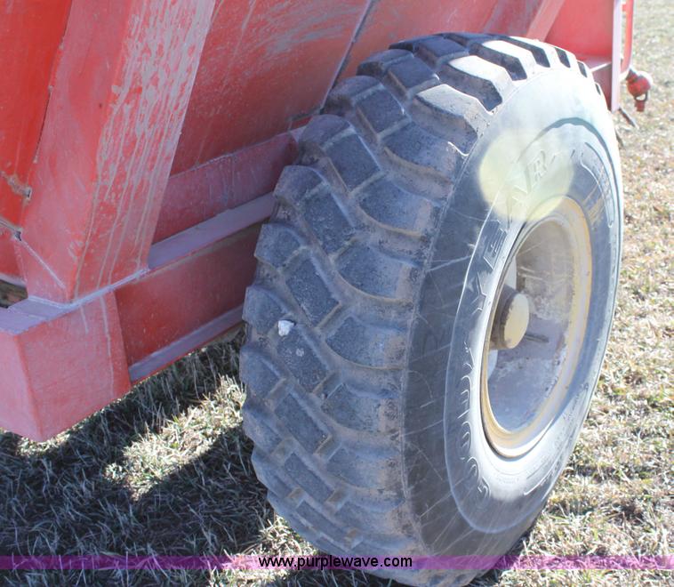 image for item B8816 United Farm Tools 400 bushel grain cart