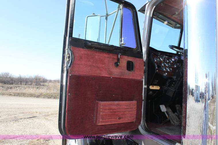 image for item B8834 1996 Peterbilt 379 semi truck