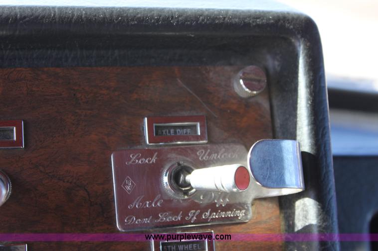 image for item B8834 1996 Peterbilt 379 semi truck