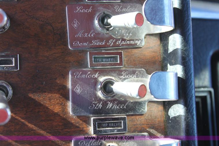 image for item B8834 1996 Peterbilt 379 semi truck