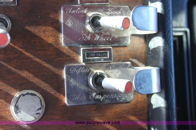 image for item B8834 1996 Peterbilt 379 semi truck