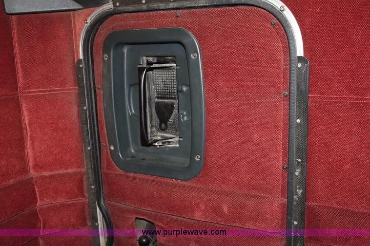 image for item B8834 1996 Peterbilt 379 semi truck