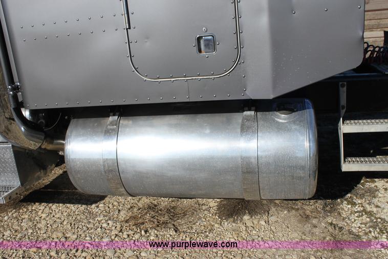 image for item B8834 1996 Peterbilt 379 semi truck