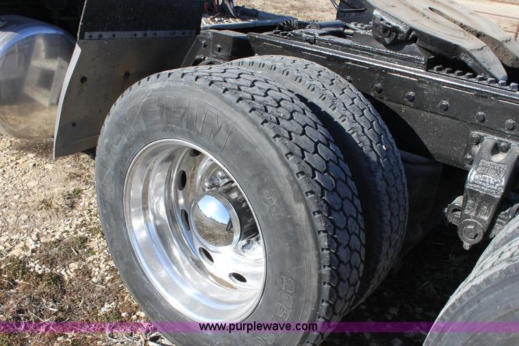 image for item B8834 1996 Peterbilt 379 semi truck