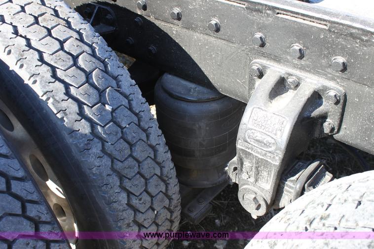 image for item B8834 1996 Peterbilt 379 semi truck