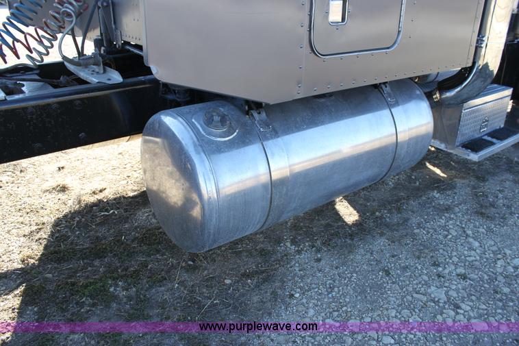 image for item B8834 1996 Peterbilt 379 semi truck