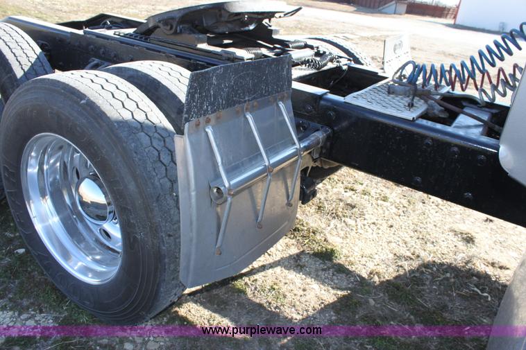 image for item B8834 1996 Peterbilt 379 semi truck