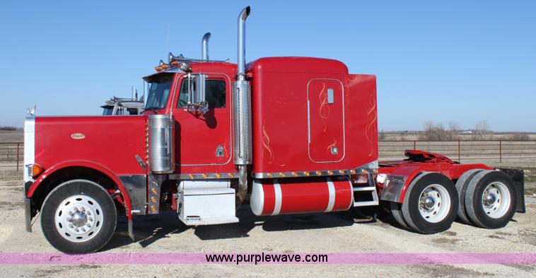 image for item B8835 2000 Peterbilt 379 semi truck