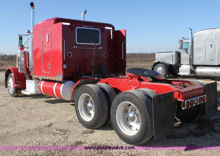 image for item B8835 2000 Peterbilt 379 semi truck