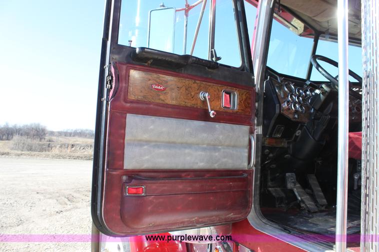 image for item B8835 2000 Peterbilt 379 semi truck