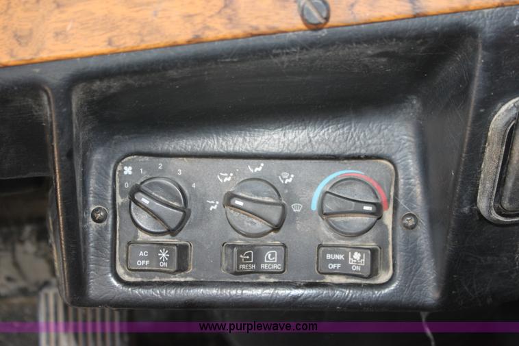 image for item B8835 2000 Peterbilt 379 semi truck