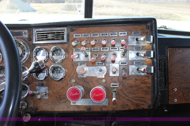 image for item B8835 2000 Peterbilt 379 semi truck