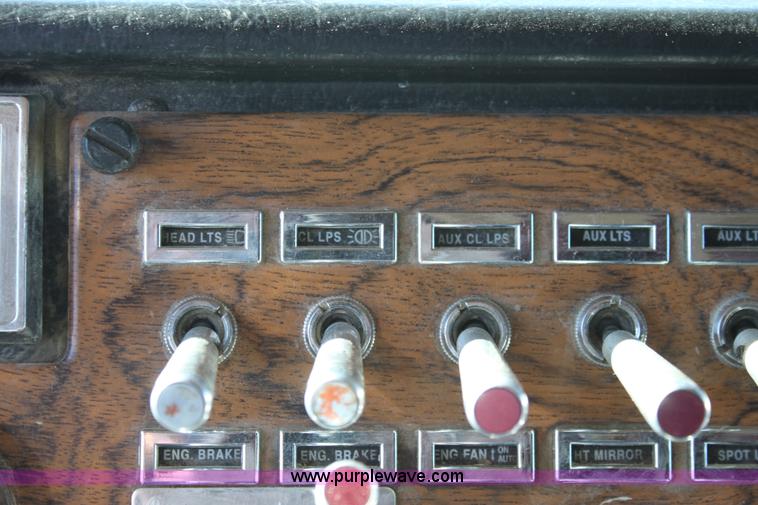 image for item B8835 2000 Peterbilt 379 semi truck