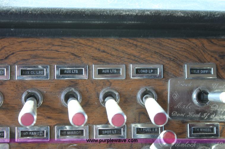 image for item B8835 2000 Peterbilt 379 semi truck