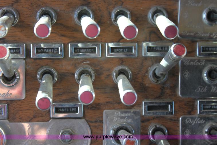 image for item B8835 2000 Peterbilt 379 semi truck