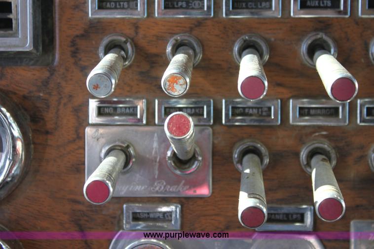 image for item B8835 2000 Peterbilt 379 semi truck