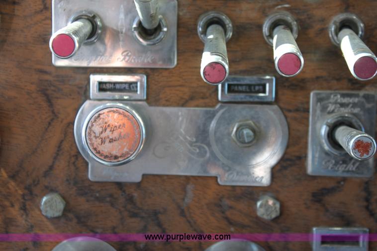 image for item B8835 2000 Peterbilt 379 semi truck