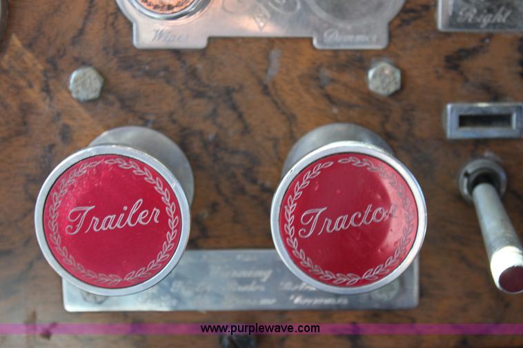 image for item B8835 2000 Peterbilt 379 semi truck