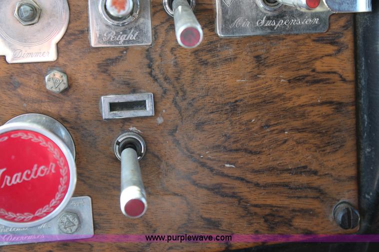 image for item B8835 2000 Peterbilt 379 semi truck