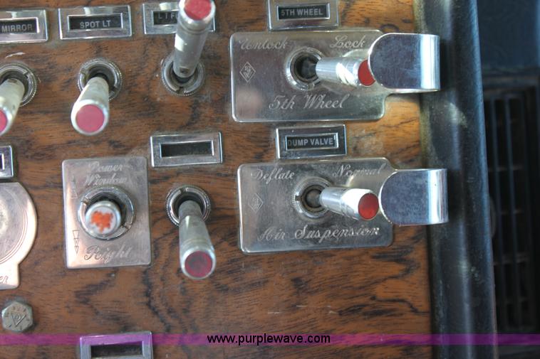 image for item B8835 2000 Peterbilt 379 semi truck