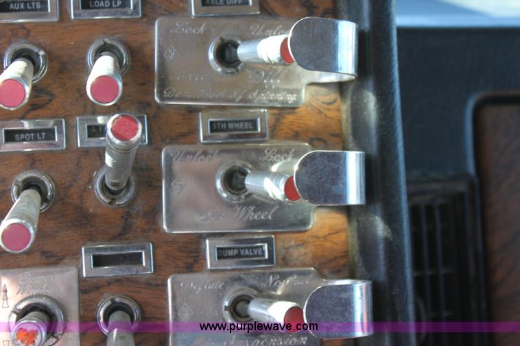 image for item B8835 2000 Peterbilt 379 semi truck