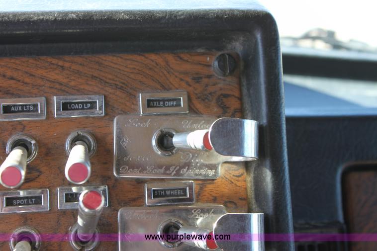 image for item B8835 2000 Peterbilt 379 semi truck