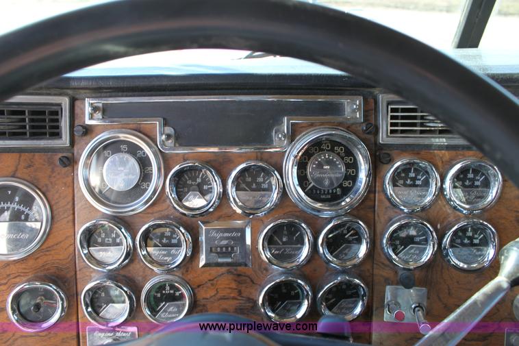 image for item B8835 2000 Peterbilt 379 semi truck